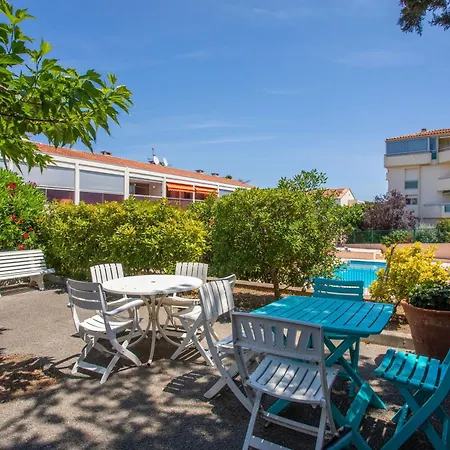 Апартаменты Appartement A Avec Piscine Сен-Глф