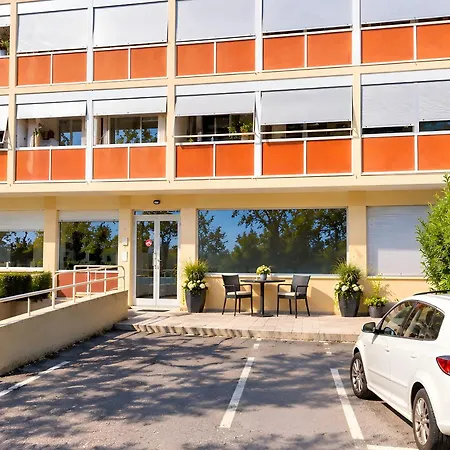 Appartement à 200 M De La